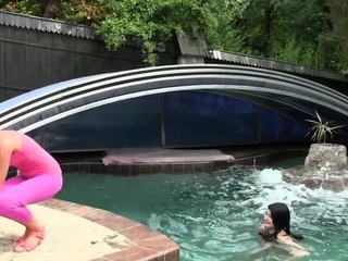 GenLez – Jenny Simons n Lucy Li Poolside