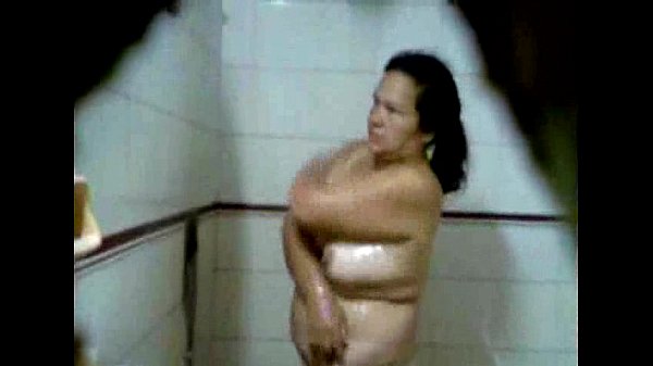 gorda mari bañandose