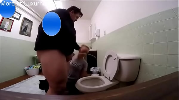 Gros mec piss sur une jeune