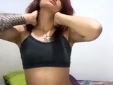 Novinha ruiva latina mamando o namorado durante uma live