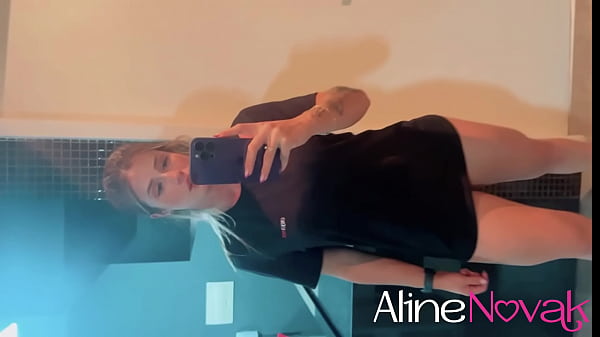 Ano novo sozinha a loira gostosa se divertiu com suas lindas mãos – alinenovak.com.br