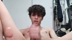 Novinho guloso apertado metendo todo brinquedo no cuzinho até leitar muito