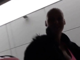 Blondine im Freien auf dem Parkplatz genommen!