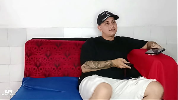 Me divierto mucho comiendome las nalgas grandes de la puta de mi madrastra cada vez que la casa esta sola